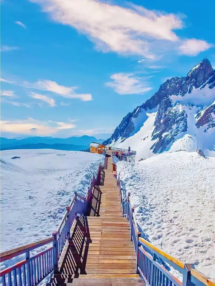 玉龙雪山白雪皑皑